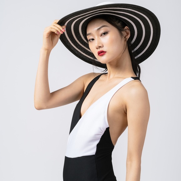 Deep v-neck criss cross one piece swimsuit - Picture 6 of 6